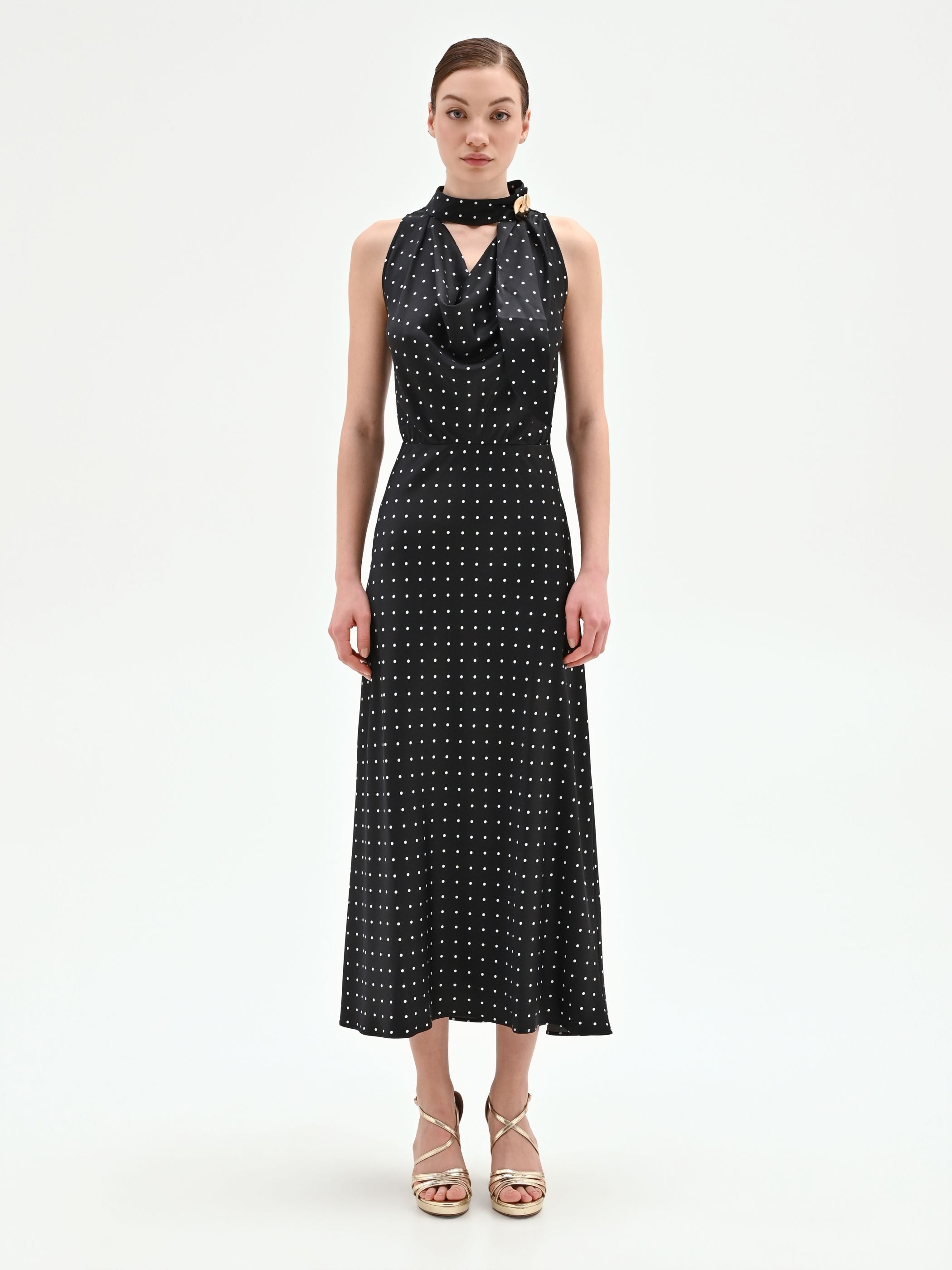 abito-nero-a-pois-con-collo-drappeggiato-rinascimento