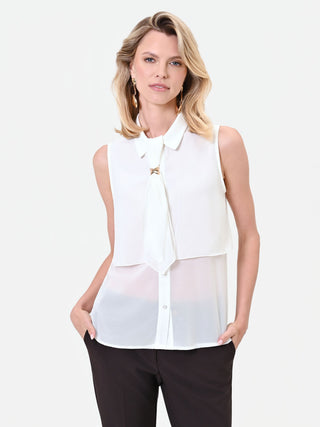 Ärmellose weiße Bluse im Lagen-Look