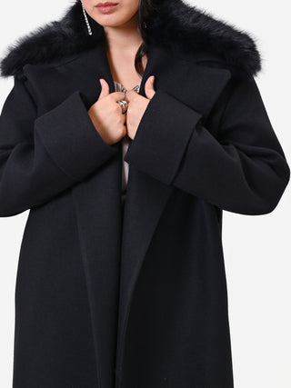 Cappotto Curvy  nero con inserto effetto pelliccia