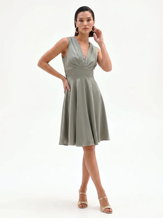 Robe en satin vert sauge à corsage drapé