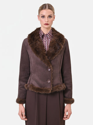 Kurze dunkelbraune Jacke mit Details in Felloptik