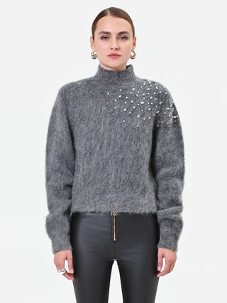 Grauer Mohair-Pullover mit Schmuck-Applikation