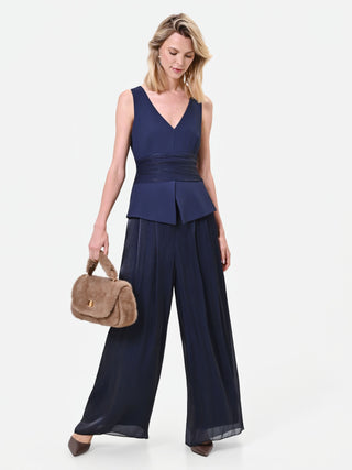 Fließender Jumpsuit aus changierendem Satin in Navyblau