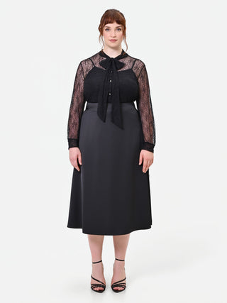 Camicia Curvy nera in pizzo con collo a fiocco