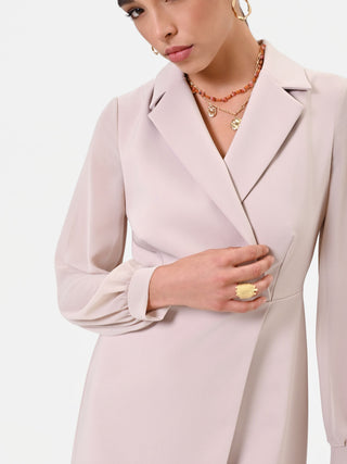 Taupe-beiges Wickelkleid mit Revers