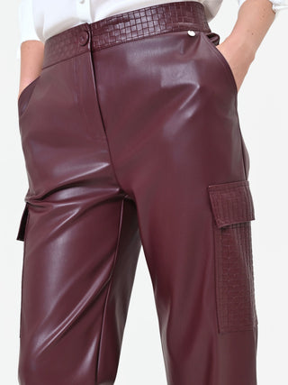 Bordeauxrote Cargohose in Lederoptik