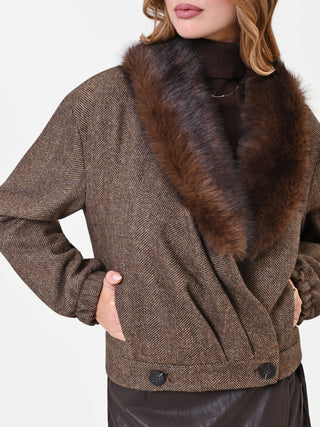 Cappotto corto marrone con collo effetto pelliccia