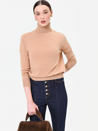 Sweter z golfem w kolorze camelowego beżu