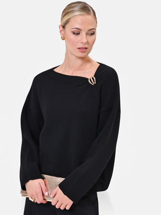 Maglia in lana nera con scollo asimmetrico