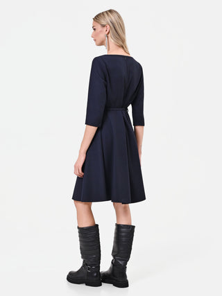 Abito midi blu navy con cintura e gonna svasata