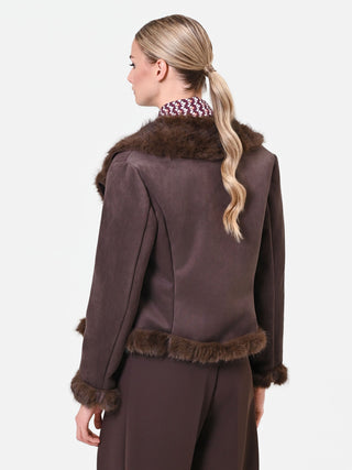 Kurze dunkelbraune Jacke mit Details in Felloptik