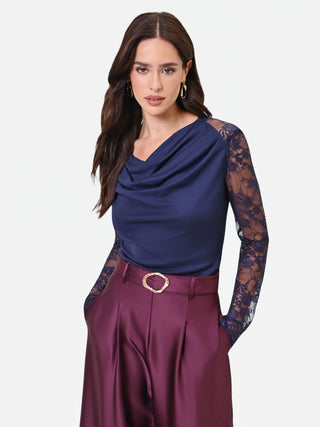 Navyblaue Bluse mit Wasserfallausschnitt und Spitzenärmeln