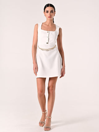 Robe blanche à détails dorés