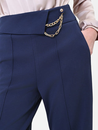 Pantalone a gamba larga blu navy con catenella dorata