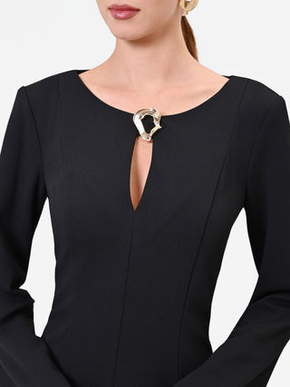 Robe courte noire avec détail doré et jupe plissée