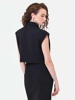 Schwarze Cropped-Weste mit Schmuckknopf