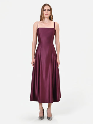 Robe midi bordeaux en satin à jupe évasée