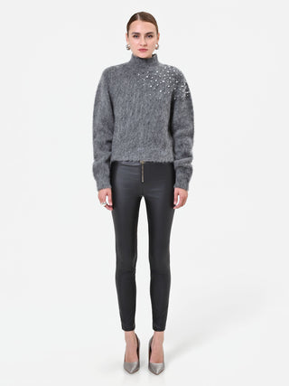 Grauer Mohair-Pullover mit Schmuck-Applikation