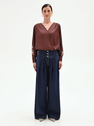 Blusa cioccolato in raso con inserti in pizzo