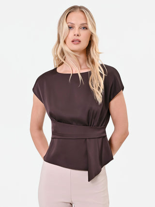 Blouse en satin brun foncé à drapé croisé