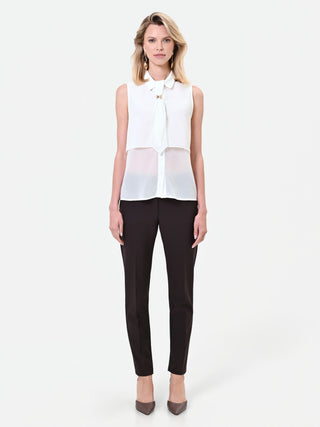 Ärmellose weiße Bluse im Lagen-Look