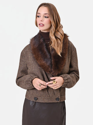 Cappotto corto marrone con collo effetto pelliccia