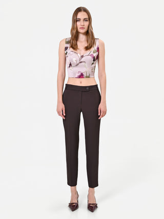 Dunkelbraune Hose mit Bügelfalte