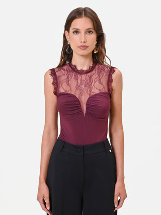 Top smanicato bordeaux con pizzo e drappeggio
