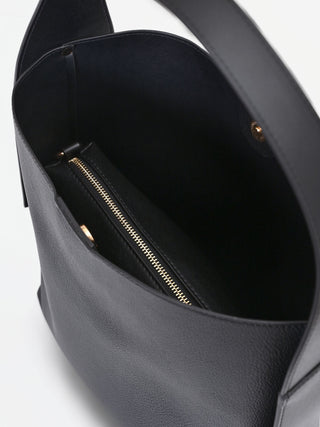 Borsa a spalla nera dalla linea morbida