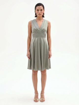 Robe en satin vert sauge à corsage drapé
