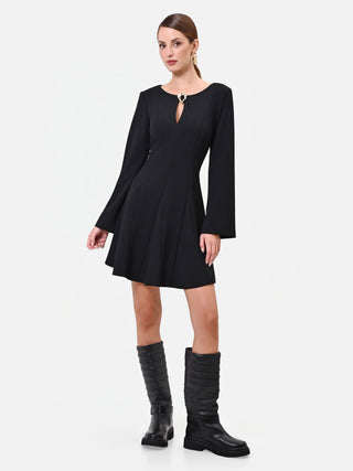 Robe courte noire avec détail doré et jupe plissée