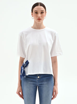 Biały T-shirt z apaszką z motywem bandany
