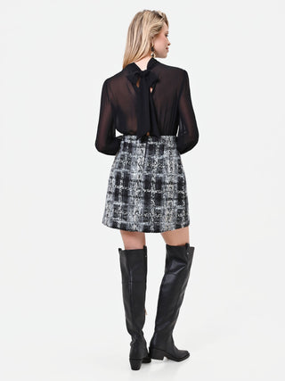 Schwarzes Kleid in Zweiteiler-Optik