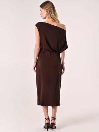 Robe marron à boucle dorée