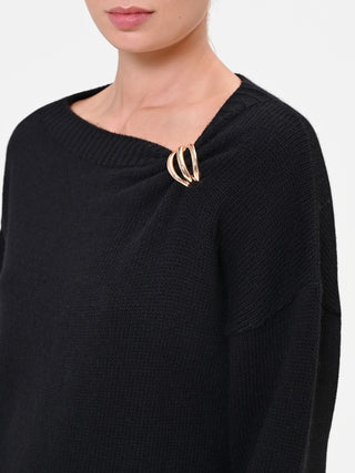 Maglia in lana nera con scollo asimmetrico