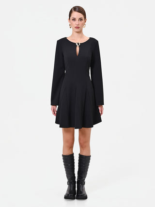 Robe courte noire avec détail doré et jupe plissée