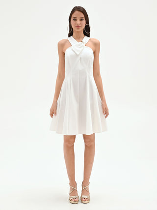 Abito corto bianco con scollo all'americana