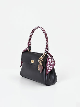 Borsa a mano nera con foulard e charms