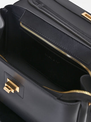 Borsa a mano nera con foulard e charms
