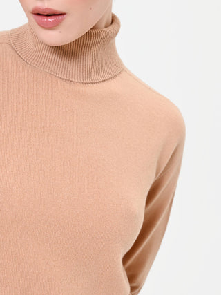 Sweter z golfem w kolorze camelowego beżu