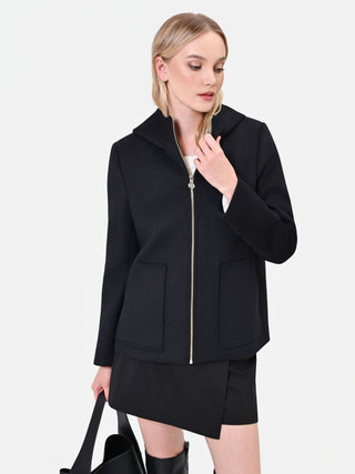 Capospalla nero con cappuccio e maxi tasche