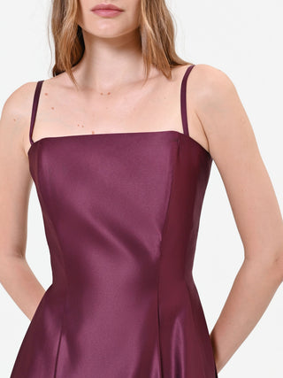 Robe midi bordeaux en satin à jupe évasée