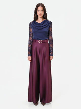 Navyblaue Bluse mit Wasserfallausschnitt und Spitzenärmeln