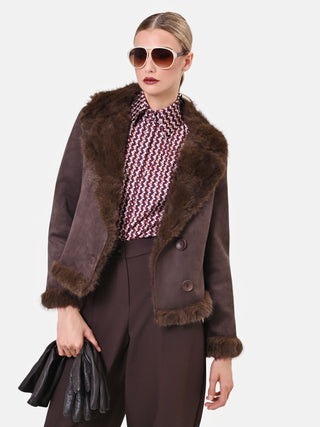 Kurze dunkelbraune Jacke mit Details in Felloptik