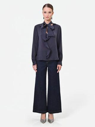 Blusa blu navy con collo a fiocco e volant