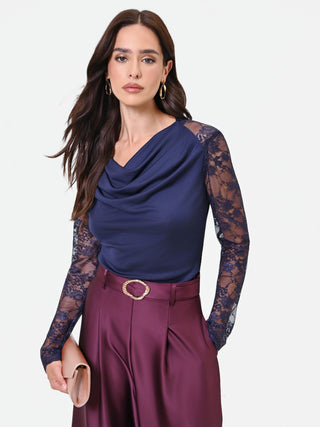 Navyblaue Bluse mit Wasserfallausschnitt und Spitzenärmeln