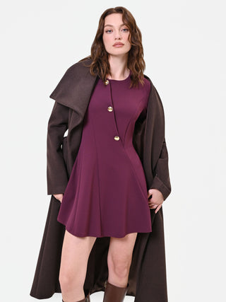 Robe courte bordeaux à boutons dorés