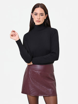 Figurbetonter Rollkragenpullover in Schwarz