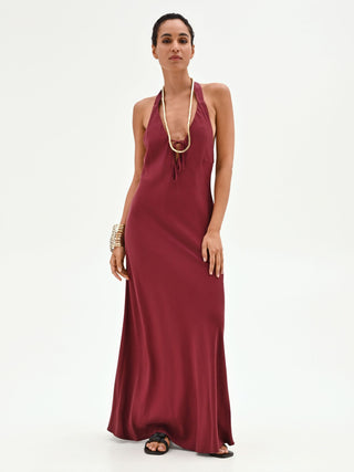 Robe longue rouge à encolure américaine
