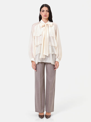 Blusa in lyocell avorio con balze e fiocco